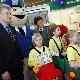 Prezydent Miasta Poznania Ryszard Grobelny z Pyrkiem - symbolem poznańskiej policji